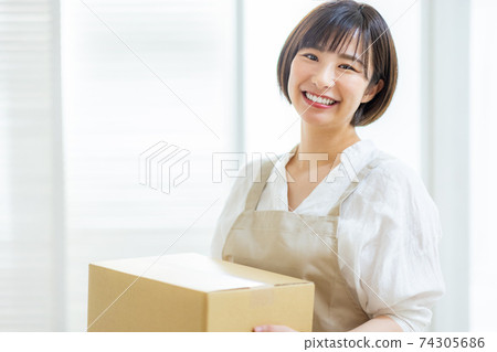 紙板的年輕女子 紙板的年輕女子 74305686