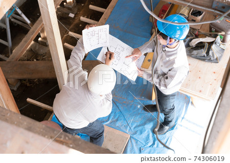 在房屋建築工地工作的人們骨架改造會議俯瞰 74306019