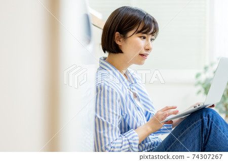 Telework female house 74307267