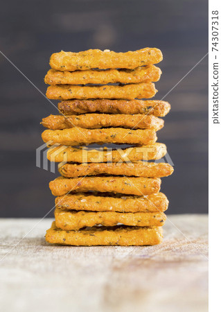 wheat crackers with vegetables and spices 74307318