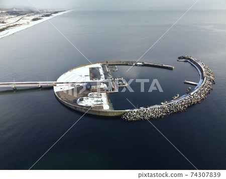 Aerial view of the snow scene of Kunnui Fishing Port in Oshamambe Town, Hokkaido in winter Aerial view of the snow scene of Kunnui Fishing Port in Oshamambe Town, Hokkaido in winter 74307839