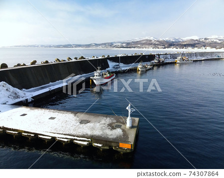 冬季北海道Oshamambe鎮的Kunnui漁港雪景鳥瞰圖 74307864