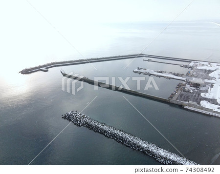 北海道奧沙濱部町大中漁港雪景鳥瞰圖 74308492