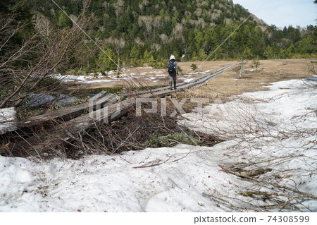 大沼沼在山間道路上積雪後就近了 74308599