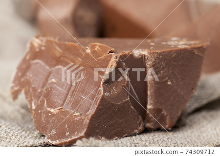 chocolate from cocoa products and sugar 74309712