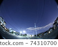 電線和居住區中的星空 74310700