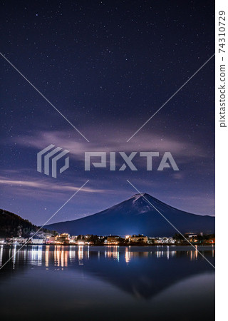 在寒冷的天空下,天空中的星星和富士山倒掛 在寒冷的天空下,天空中的星星和富士山倒掛 74310729