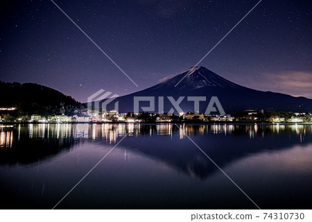 倒掛的富士反映在星星和川口湖中 倒掛的富士反映在星星和川口湖中 74310730