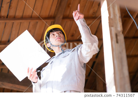 一名商人在建築工地工作 74311507