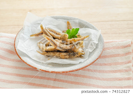 Deep-fried small sardines 74312827