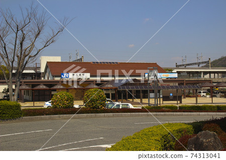 Higashi-Hiroshima Station / 1-chome, Minaga, Higashi-Hiroshima City, Hiroshima Prefecture 74313041