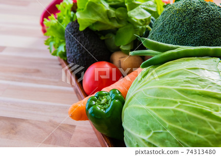 綠色黃色蔬菜木紋背景特寫素材 74313480