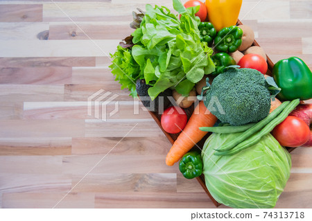 Green-yellow vegetables Wood grain background Bird's-eye view shooting material Green-yellow vegetables Wood grain background Bird's-eye view shooting material 74313718