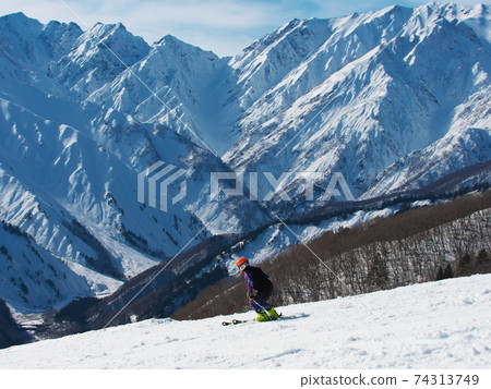 白馬岩岳雪原在白馬山脈的背景下滑過陽光谷 照片素材 圖片 圖庫