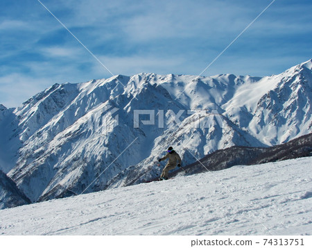 白馬岩岳雪原在白馬山脈的背景下滑過陽光谷 74313751