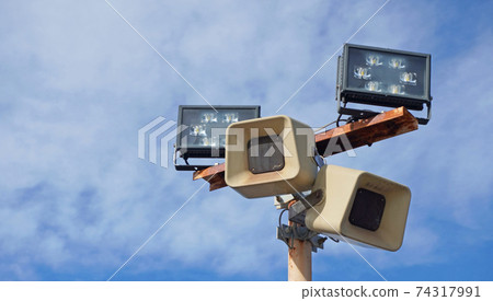 設施01中安裝的探照燈和揚聲器設備 設施01中安裝的探照燈和揚聲器設備 74317991