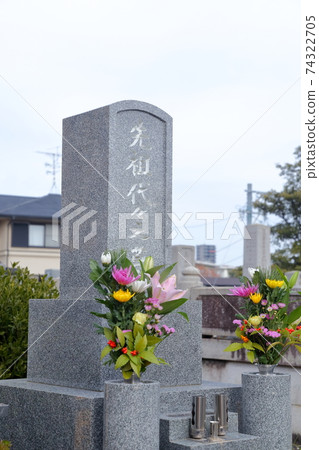 Stone monument of the grave ancestral tomb 74322705
