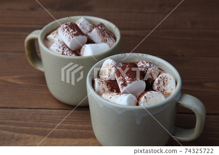 Marshmallow hot chocolate cocoa wooden table Marshmallow hot chocolate cocoa wooden table 74325722