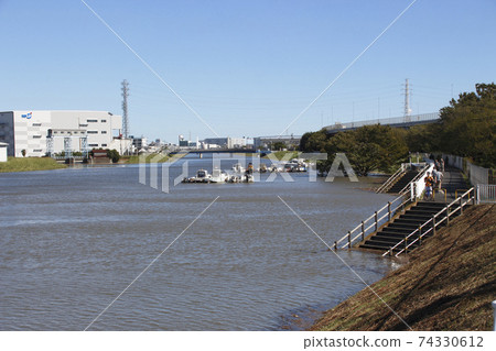 Shikahama, Adachi-ku: At the bank of the flooded Shinshiba River (Typhoon No. 19 in the first year of Reiwa) Shikahama, Adachi-ku: At the bank of the flooded Shinshiba River (Typhoon No. 19 in the first year of Reiwa) 74330612