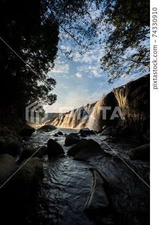 在菊池峽下游流淌著大量水的橫ko的壯麗景色 在菊池峽下游流淌著大量水的橫ko的壯麗景色 74330910