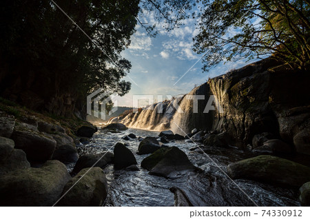 在菊池峽下游流淌著大量水的橫ko的壯麗景色 在菊池峽下游流淌著大量水的橫ko的壯麗景色 74330912