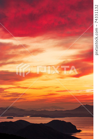 The sunrise over the beautiful islands of Setouchi 74331132