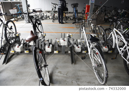 A view of the bicycle storage area around the station A view of the bicycle storage area around the station 74332000