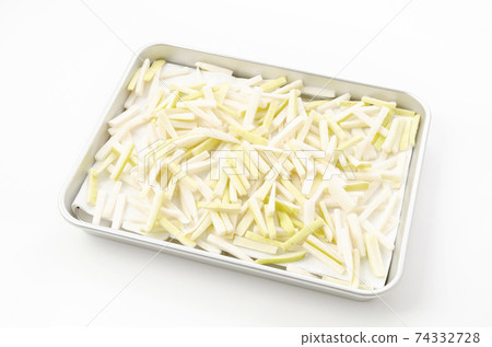 Half-dried radish skin Half-dried radish skin 74332728