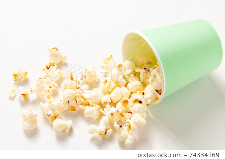 爆米花和下降的紙杯。 74334169