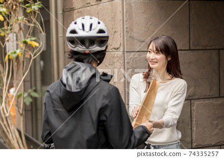 Male deliveryman delivery 74335257