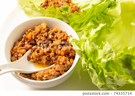 Minced meat wrapped in lettuce. Minced meat wrapped in lettuce. 74335714