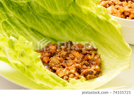 Minced meat wrapped in lettuce. 74335725