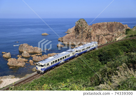 Gono Line Kiha 40 series running against the sea of Japan approaching retirement Gono Line Kiha 40 series running against the sea of Japan approaching retirement 74339300