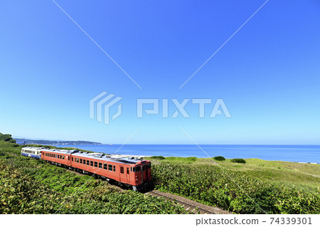 Gono Line Kiha 40 series running against the sea of Japan approaching retirement 74339301