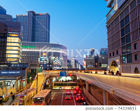 暮光之城大阪梅田梅田新人行天橋和北城市景觀 74339651