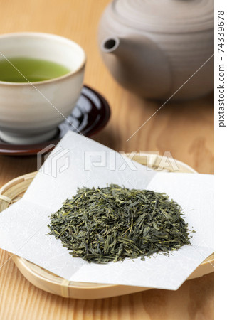 Warm green tea 74339678