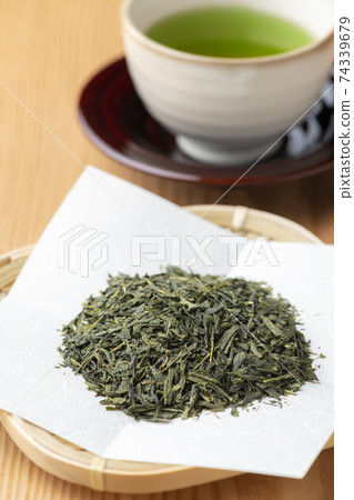 Warm green tea 74339679