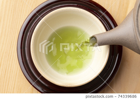 A bird's-eye view of brewing Japanese tea 74339686