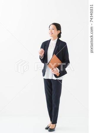 20多歲的職業女性，全身 74340831
