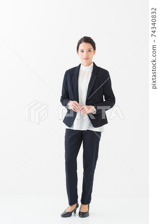 Working women in their 20s, whole body Working women in their 20s, whole body 74340832