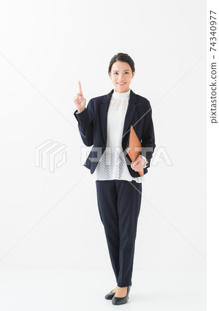 20多歲的職業女性，全身 74340977