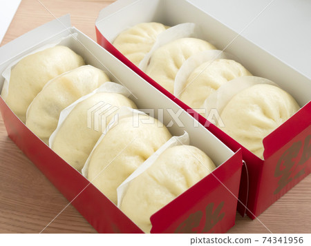Takeaway steamed pork bun 74341956