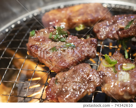 Juicy Wagyu beef grilled on a roaster [Harami] 74342610