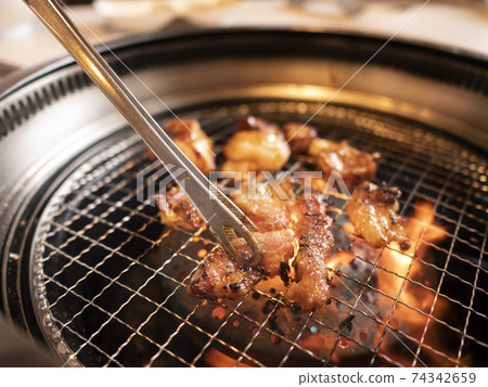 多汁高級烤肉日本黑牛肉激素在烤爐中烤[技術] 74342659