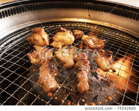 多汁高級烤肉日本黑牛肉激素在烤爐中烤[技術] 74342660