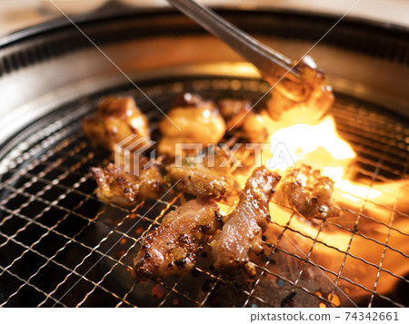 Juicy high-class grilled meat Japanese black beef hormone grilled in a roaster [Techan] 74342661