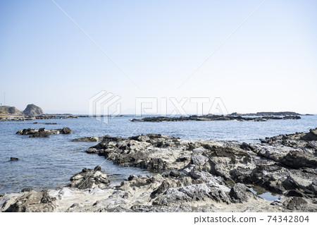 神奈川縣三浦市比沙門的海洋和岩石風景 74342804