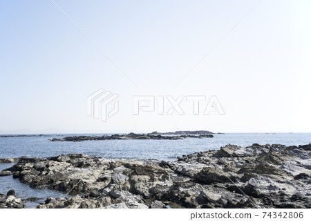 神奈川縣三浦市比沙門的海洋和岩石風景 神奈川縣三浦市比沙門的海洋和岩石風景 74342806