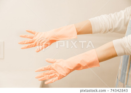 清潔:女人戴著橡膠手套 清潔:女人戴著橡膠手套 74342843