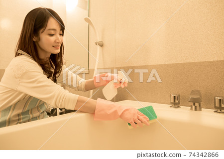 女人清洗浴 74342866